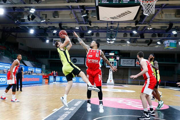 27. Spieltag der easyCredit BBL Basketball Bundesliga am 10.April 2021in der Oberfrankenhalle in Bayreuth Bayern Deutschland Saison 2020-2021 Medi Bayreuth gegen Brose Bamberg Bastian Doreth (Medi Bayreuth 10) links Tyler Larson (Brose Bamberg 55) rechts