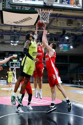 27. Spieltag der easyCredit BBL Basketball Bundesliga am 10.April 2021in der Oberfrankenhalle in Bayreuth Bayern Deutschland Saison 2020-2021 Medi Bayreuth gegen Brose Bamberg Dererk Pardon (Medi Bayreuth 0) links Christian Sengfelder (Brose Bamberg 43) mitte