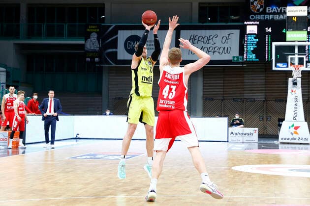 27. Spieltag der easyCredit BBL Basketball Bundesliga am 10.April 2021in der Oberfrankenhalle in Bayreuth Bayern Deutschland Saison 2020-2021 Medi Bayreuth gegen Brose Bamberg Matthew Tiby (Medi Bayreuth 15) links Christian Sengfelder (Brose Bamberg 43) rechts