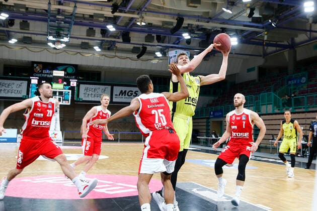 27. Spieltag der easyCredit BBL Basketball Bundesliga am 10.April 2021in der Oberfrankenhalle in Bayreuth Bayern Deutschland Saison 2020-2021 Medi Bayreuth gegen Brose Bamberg Andreas Seiferth (Medi Bayreuth 11) rechts Kenneth Ogbe (Brose Bamberg 25) links