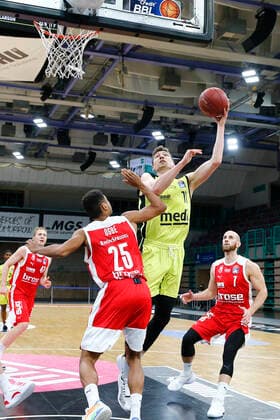 27. Spieltag der easyCredit BBL Basketball Bundesliga am 10.April 2021in der Oberfrankenhalle in Bayreuth Bayern Deutschland Saison 2020-2021 Medi Bayreuth gegen Brose Bamberg Andreas Seiferth (Medi Bayreuth 11) rechts Kenneth Ogbe (Brose Bamberg 25) links