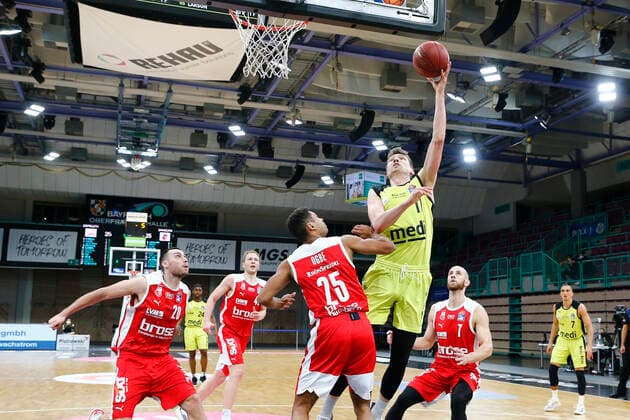 27. Spieltag der easyCredit BBL Basketball Bundesliga am 10.April 2021in der Oberfrankenhalle in Bayreuth Bayern Deutschland Saison 2020-2021 Medi Bayreuth gegen Brose Bamberg Andreas Seiferth (Medi Bayreuth 11) rechts Kenneth Ogbe (Brose Bamberg 25) links