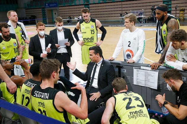 27. Spieltag der easyCredit BBL Basketball Bundesliga am 10.April 2021in der Oberfrankenhalle in Bayreuth Bayern Deutschland Saison 2020-2021 Medi Bayreuth gegen Brose Bamberg Raoul Korner (Medi Bayreuth) Trainer