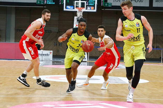 27. Spieltag der easyCredit BBL Basketball Bundesliga am 10.April 2021in der Oberfrankenhalle in Bayreuth Bayern Deutschland Saison 2020-2021 Medi Bayreuth gegen Brose Bamberg Frank Bartley (Medi Bayreuth 24) links Kenneth Ogbe (Brose Bamberg 25) rechts