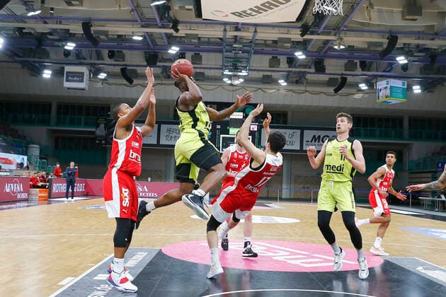 27. Spieltag der easyCredit BBL Basketball Bundesliga am 10.April 2021in der Oberfrankenhalle in Bayreuth Bayern Deutschland Saison 2020-2021 Medi Bayreuth gegen Brose Bamberg Frank Bartley (Medi Bayreuth 24) mitte Mateo Seric (Brose Bamberg 17) rechts