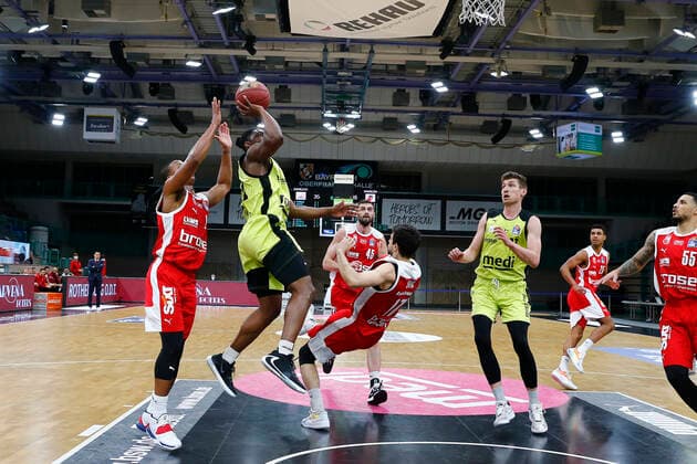 27. Spieltag der easyCredit BBL Basketball Bundesliga am 10.April 2021in der Oberfrankenhalle in Bayreuth Bayern Deutschland Saison 2020-2021 Medi Bayreuth gegen Brose Bamberg Frank Bartley (Medi Bayreuth 24) mitte Mateo Seric (Brose Bamberg 17) rechts