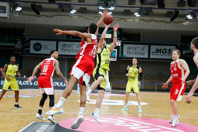 27. Spieltag der easyCredit BBL Basketball Bundesliga am 10.April 2021in der Oberfrankenhalle in Bayreuth Bayern Deutschland Saison 2020-2021 Medi Bayreuth gegen Brose Bamberg Bastian Doreth (Medi Bayreuth 10) rechts Kenneth Ogbe (Brose Bamberg 25) links