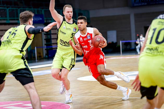 rechts Kenneth Ogbe (Brose Bamberg, 25) links 31 Osvaldas Olisevicius (medi Bayreuth) medi Bayreuth - Brose Bamberg, easyCredit Basketball Bundesliga, Saison 2020-2021, 27. Spieltag, Bayreuth, Germany, Oberfrankenhalle, 10.04.2021 - Copyright: DanielxLöb