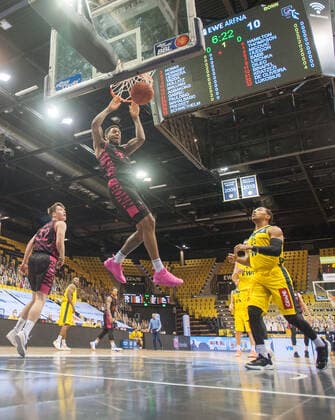 GER, Basketball, EWE Baskets Oldenburg vs Telekom Baskets Bonn 10.04.2021, EWE Arena, Oldenburg, GER, easy Credit-BBL, EWE Baskets Oldenburg vs Telekom Baskets Bonn, im Bild der Dunking von James THOMPSON IV ( Telekom Baskets Bonn 3 ) Simonas LUKOSIUS ( Telekom Baskets Bonn 32 ) Phil PRESSEY (EWE Baskets Oldenburg 25 )