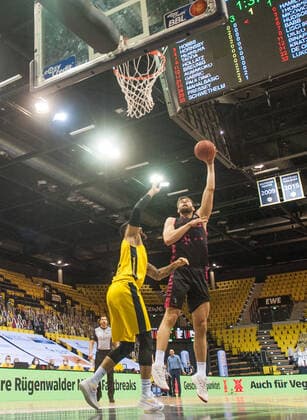 GER, Basketball, EWE Baskets Oldenburg vs Telekom Baskets Bonn 10.04.2021, EWE Arena, Oldenburg, GER, easy Credit-BBL, EWE Baskets Oldenburg vs Telekom Baskets Bonn, im Bild Leon KRATZER ( Telekom Baskets Bonn 21 ) Martin BREUNING (EWE Baskets Oldenburg 12 )