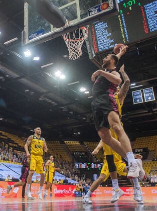 GER, Basketball, EWE Baskets Oldenburg vs Telekom Baskets Bonn 10.04.2021, EWE Arena, Oldenburg, GER, easy Credit-BBL, EWE Baskets Oldenburg vs Telekom Baskets Bonn, im Bild Leon KRATZER ( Telekom Baskets Bonn 21 ) Martin BREUNING (EWE Baskets Oldenburg 12 )