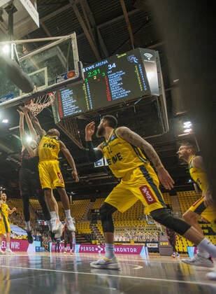 GER, Basketball, EWE Baskets Oldenburg vs Telekom Baskets Bonn 10.04.2021, EWE Arena, Oldenburg, GER, easy Credit-BBL, EWE Baskets Oldenburg vs Telekom Baskets Bonn, im Bild Strahinja MICOVIC ( Telekom Baskets Bonn 4 ) Rickey PAULDING (EWE Baskets Oldenburg 23 ) Martin BREUNING (EWE Baskets Oldenburg 12 )