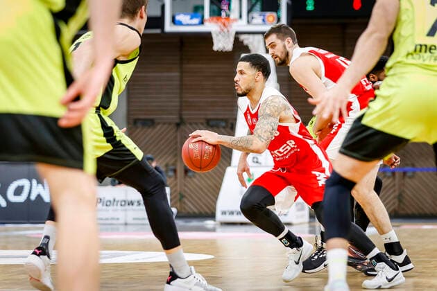 Mitte Tyler Larson (Brose Bamberg, 55) medi Bayreuth - Brose Bamberg, easyCredit Basketball Bundesliga, Saison 2020-2021, 27. Spieltag, Bayreuth, Germany, Oberfrankenhalle, 10.04.2021 -