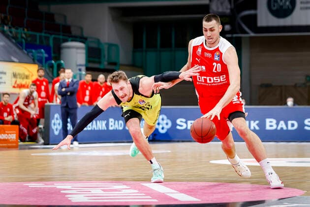 rechts Chase Fieler (Brose Bamberg, 20) links 15 Matthew Tiby (medi Bayreuth) medi Bayreuth - Brose Bamberg, easyCredit Basketball Bundesliga, Saison 2020-2021, 27. Spieltag, Bayreuth, Germany, Oberfrankenhalle, 10.04.2021 - Copyright: DanielxLöb