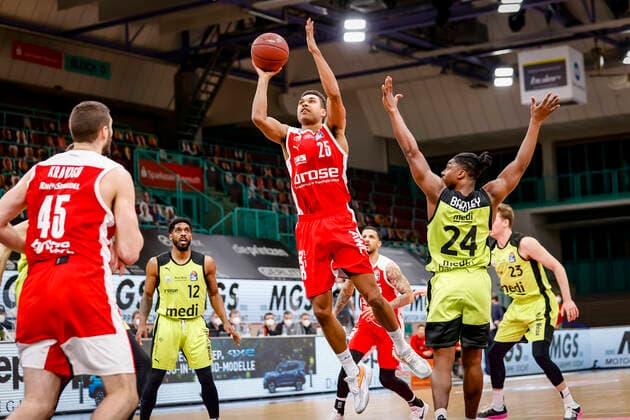links Kenneth Ogbe (Brose Bamberg, 25) rechts 24 Frank Bartley (medi Bayreuth) medi Bayreuth - Brose Bamberg, easyCredit Basketball Bundesliga, Saison 2020-2021, 27. Spieltag, Bayreuth, Germany, Oberfrankenhalle, 10.04.2021 - Copyright: DanielxLöb