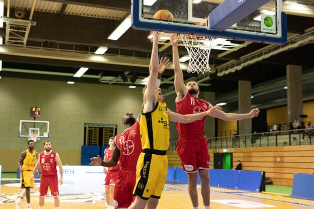 Jekabs Beck (Tigers Tübingen, 15) Sheldon Eberhardt (Bayer Giants Leverkusen, 11)¨¨¨Tigers Tübingen vs. Bayer Giants Leverkusen, 2. Basketball, Bundesliga, Pro A, Barmer 2 Basketball, Spieltag 30, Spielzeit 2020 2021, 10.04.2021, ¨¨ Tigers Tübingen - Bayer Giants Leverkusen, Basketball, 2. Bundesliga, Barmer 2 Basketball, Spieltag 30, Spielzeit 2020 2021, 10.04.2021 Rottenburg am Neckar Copyright: xNinaxSander xEibnerxPressefotoxIx EP_NSR