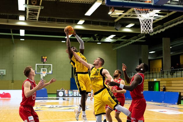 Roland Nyama (Tigers Tübingen, 24) Daniel Keppeler (Tigers Tübingen, 31)¨¨¨Tigers Tübingen vs. Bayer Giants Leverkusen, 2. Basketball, Bundesliga, Pro A, Barmer 2 Basketball, Spieltag 30, Spielzeit 2020 2021, 10.04.2021, ¨¨ Tigers Tübingen - Bayer Giants Leverkusen, Basketball, 2. Bundesliga, Barmer 2 Basketball, Spieltag 30, Spielzeit 2020 2021, 10.04.2021 Rottenburg am Neckar Copyright: xNinaxSander xEibnerxPressefotoxIx EP_NSR