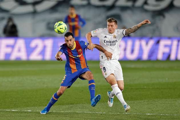 ESP: Real Madrid FC Barcelona, Barca La Liga Santander. Sergio Busquets of FC Barcelona and Toni Kroos of Real Madrid during the La Liga match between Real Madrid and FC Barcelona played at Alfredo Di Stefano Stadium on April 10, 2021 in Madrid, Spain. Copyright: xRubenxAlbarranx xPRESSINPHOTOx PS_210410_002