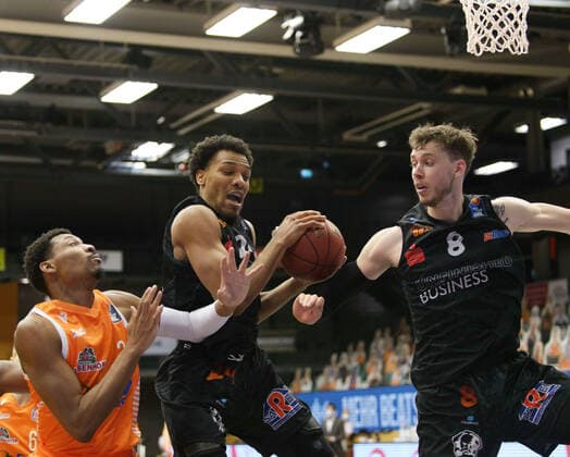 Sha™Markus Sha Markus KENNEDY (3 Rasta Vechta), George KING (24 Niners Chemnitz), Jan Niklas WIMBERG (8 Niners Chemnitz) kämpfen um den Ball ; Rasta Vechta vs Niners Chemnitz, Basketball, easyCredit BBL Bundesliga, 10.04.2021, 27. Spieltag, Saison 2020 2021 ; Copyright: xErikxHillmer EIBNERx EP_ehr Rasta Vechta vs Niners Chemnitz, Basketball, easyCredit BBL Bundesliga, 10.04.2021, 27. Spieltag, Saison 2020 2021 Vechta Copyright: xErikxHillmer EIBNERx EP_ehr