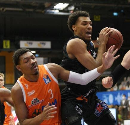 Sha™Markus Sha Markus KENNEDY (3 Rasta Vechta), George KING (24 Niners Chemnitz), Jan Niklas WIMBERG (8 Niners Chemnitz) kämpfen um den Ball ; Rasta Vechta vs Niners Chemnitz, Basketball, easyCredit BBL Bundesliga, 10.04.2021, 27. Spieltag, Saison 2020 2021 ; Copyright: xErikxHillmer EIBNERx EP_ehr Rasta Vechta vs Niners Chemnitz, Basketball, easyCredit BBL Bundesliga, 10.04.2021, 27. Spieltag, Saison 2020 2021 Vechta Copyright: xErikxHillmer EIBNERx EP_ehr
