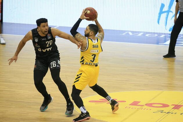 DEU, GER, easyCredit BBL, ALBA vs. Hamburg, 10.04.2021, Mercedes-Benz-Arena, Berlin, DEU, GER, easyCredit BBL, ALBA vs. Hamburg, im Bild Peyton Siva (ALBA Berlin 3), Marvin Ogunsipe (Hamburg Towers 26)