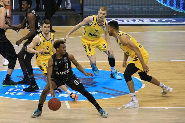 DEU, GER, easyCredit BBL, ALBA vs. Hamburg, 10.04.2021, Mercedes-Benz-Arena, Berlin, DEU, GER, easyCredit BBL, ALBA vs. Hamburg, im Bild Jonas Mattisseck (ALBA Berlin 9), Niels Giffey (ALBA Berlin 5), Johannes Thiemann (ALBA Berlin 32), T.J. Shorts (Hamburg Towers 0)
