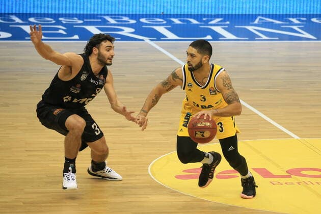 DEU, GER, easyCredit BBL, ALBA vs. Hamburg, 10.04.2021, Mercedes-Benz-Arena, Berlin, DEU, GER, easyCredit BBL, ALBA vs. Hamburg, im Bild Peyton Siva (ALBA Berlin 3), Max DiLeo (Hamburg Towers 3)