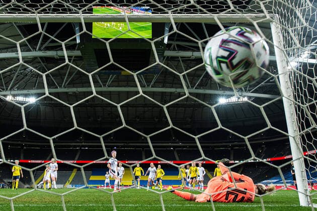 210410 Megan Rapinoe of USA score the 1-1 goal behind goalkeeper Jennifer Falk of Sweden during women s International Friendly, Länderspiel, Nationalmannschaft football match between Sweden and USA on April 10, 2021 in Stockholm. Photo: Maxim ThorÃ BILDBYRAN kod MT SH0093 fotboll football soccer fotball sverige sweden usa dam bbeng träningsmatch international friendly jubel jublar depp *** 210410 Megan Rapinoe of USA score the 1 1 goal behind goalkeeper Jennifer Falk of Sweden during women s international friendly football match between Sweden and USA on April 10, 2021 in Stockholm Photo Maxim ThorÃ BILDBYRAN kod MT SH0093 fotboll football soccer fotball sverige sweden usa dam bbeng training match international friendly cheers cheers depression,  Copyright: MAXIMxTHORE BB210410MT129