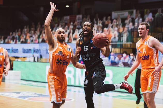 easyCredit-BBL: 27. Spieltag - RASTA Vechta vs. NINERS Chemnitz, 10.04.2021 Stefan Peno (RASTA Vechta, 4), Marcus Thornton (NINERS Chemnitz, 15); easyCredit-BBL: 27. Spieltag - RASTA Vechta vs. NINERS Chemnitz am 10.04.2021 in Vechta (RASTA Dome), Germany, Copyright: xBEAUTIFULxSPORTS Neddermannx