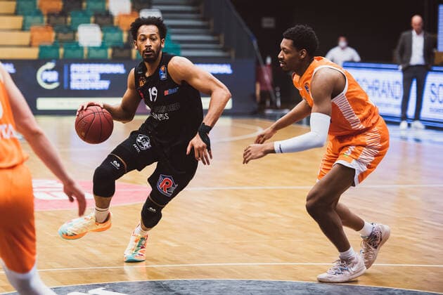 easyCredit-BBL: 27. Spieltag - RASTA Vechta vs. NINERS Chemnitz, 10.04.2021 Johnathan Williams (NINERS Chemnitz, 19), Sha’Markus Kennedy (RASTA Vechta, 3); easyCredit-BBL: 27. Spieltag - RASTA Vechta vs. NINERS Chemnitz am 10.04.2021 in Vechta (RASTA Dome), Germany, Copyright: xBEAUTIFULxSPORTS Neddermannx