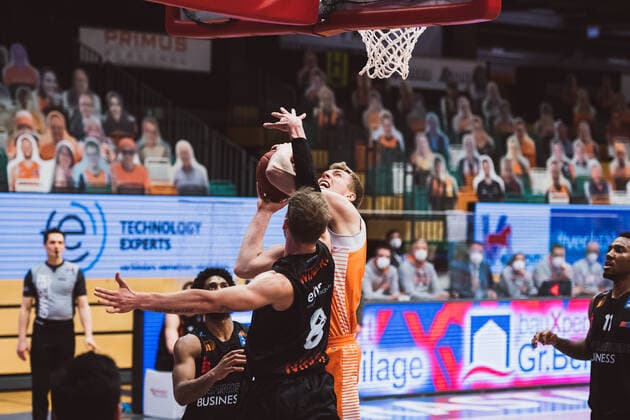 easyCredit-BBL: 27. Spieltag - RASTA Vechta vs. NINERS Chemnitz, 10.04.2021 Jan Niklas Wimberg (NINERS Chemnitz, 8), Bjoern Thomas Rohwer (RASTA Vechta, 22); easyCredit-BBL: 27. Spieltag - RASTA Vechta vs. NINERS Chemnitz am 10.04.2021 in Vechta (RASTA Dome), Germany, Copyright: xBEAUTIFULxSPORTS Neddermannx