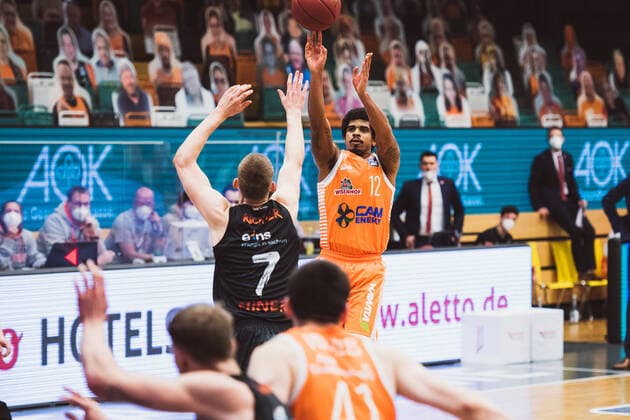 easyCredit-BBL: 27. Spieltag - RASTA Vechta vs. NINERS Chemnitz, 10.04.2021 Jonas Richter (NINERS Chemnitz, 7), Edgar Sosa (RASTA Vechta, 12); easyCredit-BBL: 27. Spieltag - RASTA Vechta vs. NINERS Chemnitz am 10.04.2021 in Vechta (RASTA Dome), Germany, Copyright: xBEAUTIFULxSPORTS Neddermannx