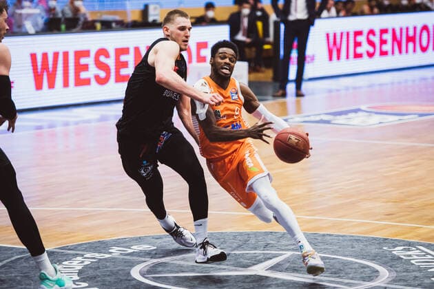 easyCredit-BBL: 27. Spieltag - RASTA Vechta vs. NINERS Chemnitz, 10.04.2021 Jonas Richter (NINERS Chemnitz, 7), Joshua Adam Young (RASTA Vechta, 8); easyCredit-BBL: 27. Spieltag - RASTA Vechta vs. NINERS Chemnitz am 10.04.2021 in Vechta (RASTA Dome), Germany, Copyright: xBEAUTIFULxSPORTS Neddermannx