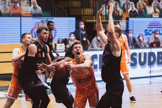 easyCredit-BBL: 27. Spieltag - RASTA Vechta vs. NINERS Chemnitz, 10.04.2021 Jan Niklas Wimberg (NINERS Chemnitz, 8), Jannes Hundt (RASTA Vechta, 20), Jonas Richter (NINERS Chemnitz, 7); easyCredit-BBL: 27. Spieltag - RASTA Vechta vs. NINERS Chemnitz am 10.04.2021 in Vechta (RASTA Dome), Germany, Copyright: xBEAUTIFULxSPORTS Neddermannx