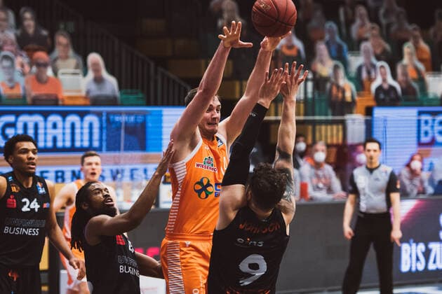 easyCredit-BBL: 27. Spieltag - RASTA Vechta vs. NINERS Chemnitz, 10.04.2021 Marcus Thornton (NINERS Chemnitz, 15), Philipp Herkenhoff (RASTA Vechta, 14), Dominique Johnson (NINERS Chemnitz, 9); easyCredit-BBL: 27. Spieltag - RASTA Vechta vs. NINERS Chemnitz am 10.04.2021 in Vechta (RASTA Dome), Germany, Copyright: xBEAUTIFULxSPORTS Neddermannx