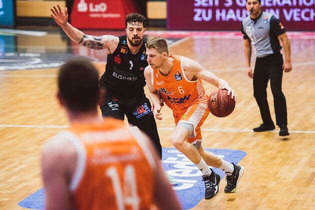 easyCredit-BBL: 27. Spieltag - RASTA Vechta vs. NINERS Chemnitz, 10.04.2021 Dominique Johnson (NINERS Chemnitz, 9), Tim Hasbargen (RASTA Vechta, 6); easyCredit-BBL: 27. Spieltag - RASTA Vechta vs. NINERS Chemnitz am 10.04.2021 in Vechta (RASTA Dome), Germany, Copyright: xBEAUTIFULxSPORTS Neddermannx