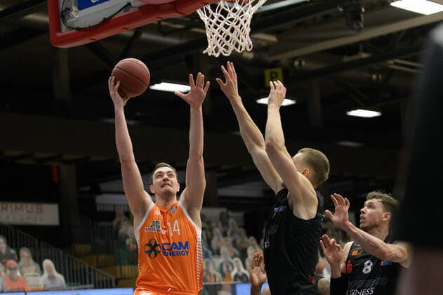 Philipp HERKENHOFF (14 Rasta Vechta), Jonas RICHTER (7 Niners Chemnitz) ; Rasta Vechta vs Niners Chemnitz, Basketball, easyCredit BBL Bundesliga, 10.04.2021, 27. Spieltag, Saison 2020 2021 ; Copyright: xErikxHillmer EIBNERx EP_ehr Rasta Vechta vs Niners Chemnitz, Basketball, easyCredit BBL Bundesliga, 10.04.2021, 27. Spieltag, Saison 2020 2021 Vechta Copyright: xErikxHillmer EIBNERx EP_ehr