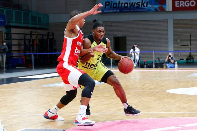 27. Spieltag der easyCredit BBL Basketball Bundesliga am 10.April 2021in der Oberfrankenhalle in Bayreuth Bayern Deutschland Saison 2020-2021 Medi Bayreuth gegen Brose Bamberg Frank Bartley (Medi Bayreuth 24) rechts Devon Hall (Brose Bamberg 22) links