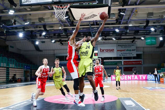 27. Spieltag der easyCredit BBL Basketball Bundesliga am 10.April 2021in der Oberfrankenhalle in Bayreuth Bayern Deutschland Saison 2020-2021 Medi Bayreuth gegen Brose Bamberg Frank Bartley (Medi Bayreuth 24) rechts Devon Hall (Brose Bamberg 22) links