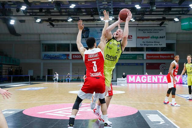 27. Spieltag der easyCredit BBL Basketball Bundesliga am 10.April 2021in der Oberfrankenhalle in Bayreuth Bayern Deutschland Saison 2020-2021 Medi Bayreuth gegen Brose Bamberg Osvaldas Olisevicius (Medi Bayreuth 31) rechts Dominic Lockhart (Brose Bamberg 3) links