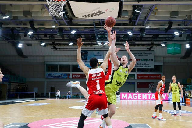 27. Spieltag der easyCredit BBL Basketball Bundesliga am 10.April 2021in der Oberfrankenhalle in Bayreuth Bayern Deutschland Saison 2020-2021 Medi Bayreuth gegen Brose Bamberg Osvaldas Olisevicius (Medi Bayreuth 31) rechts Dominic Lockhart (Brose Bamberg 3) links