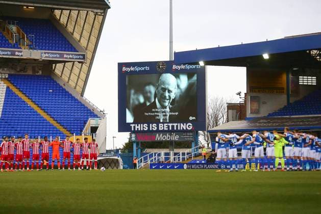 Bilder des Jahres 2021, Sport 04 April Sport Themen der Woche KW14 Sport Bilder des Tages Birmingham City v Stoke City EFL Sky Bet Championship 10 04 2021. One minutes silence to respect the death of HRH Prince Philip during the EFL Sky Bet Championship match between Birmingham City and Stoke City at the Trillion Trophy Stadium, Birmingham, England on 10 April 2021. Birmingham Trillion Trophy Stadium West Midlands England Editorial use only DataCo restrictions apply See www.football-dataco.com , Copyright: xJohnxPottsx PSI-12414-0064