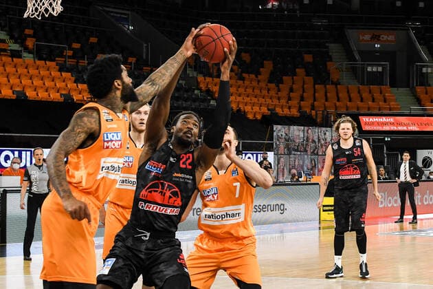 GER, BBL, ratiopharm ulm vs JobStairs GIESSEN 46ers 27.02.2021, ratiopharm arena, Neu-Ulm, GER, BBL, ratiopharm ulm vs JobStairs GIESSEN 46ers, im Bild Cameron Clark (Ulm, 3), Chad Brown (Giessen, 22)