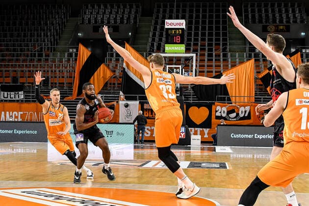 GER, BBL, ratiopharm ulm vs JobStairs GIESSEN 46ers 27.02.2021, ratiopharm arena, Neu-Ulm, GER, BBL, ratiopharm ulm vs JobStairs GIESSEN 46ers, im Bild Thomas Klepeisz (Ulm, 22), Jonathan Stark (Giessen, 1), Patrick Heckmann (Ulm, 33)