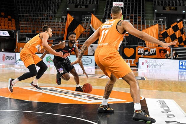 GER, BBL, ratiopharm ulm vs JobStairs GIESSEN 46ers 27.02.2021, ratiopharm arena, Neu-Ulm, GER, BBL, ratiopharm ulm vs JobStairs GIESSEN 46ers, im Bild Demitrius Conger (Ulm, 1), Isaac Brandon Hamilton (Giessen, 2), Isaiah Wilkins (Ulm, 11)