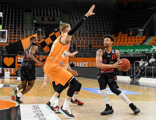 GER, BBL, ratiopharm ulm vs JobStairs GIESSEN 46ers 27.02.2021, ratiopharm arena, Neu-Ulm, GER, BBL, ratiopharm ulm vs JobStairs GIESSEN 46ers, im Bild Thomas Klepeisz (Ulm, 22), Diante Maurice Garrett (Giessen, 11)