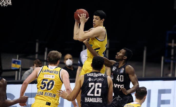 Ben Lammers, Simone Fontecchio, Marvin Ogunsipe, Zac Cuthbertson Aktion Spielszene Zweikampf Basketball BBL Bundesliga Herren Saison 2020 2021 10.04.2021 ALBA Berlin vs. Hamburg Towers