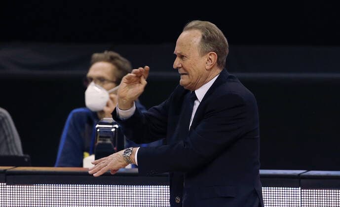 Trainer Aito Garcia Reneses zeigend, gestikulierend Mimik unzufrieden Basketball BBL Bundesliga Herren Saison 2020 2021 10.04.2021 ALBA Berlin vs. Hamburg Towers