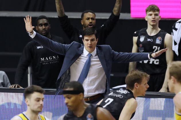 Sport Bilder des Tages Trainer Pedro Calles Aktion Oberkoerper Oberkörper Basketball BBL Bundesliga Herren Saison 2020 2021 10.04.2021 ALBA Berlin vs. Hamburg Towers