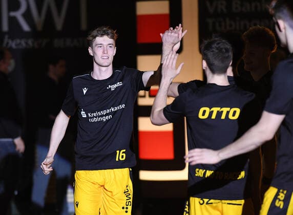 Basketball 2. Bundesliga 2020 2021 30. Spieltag in Rottenburg in der Volksbank Arena 10.04.2021 Tigers Tuebingen - Bayer Giants Leverkusen Lucas Schiebelhut (Tigers Tuebingen) beim Einlauf